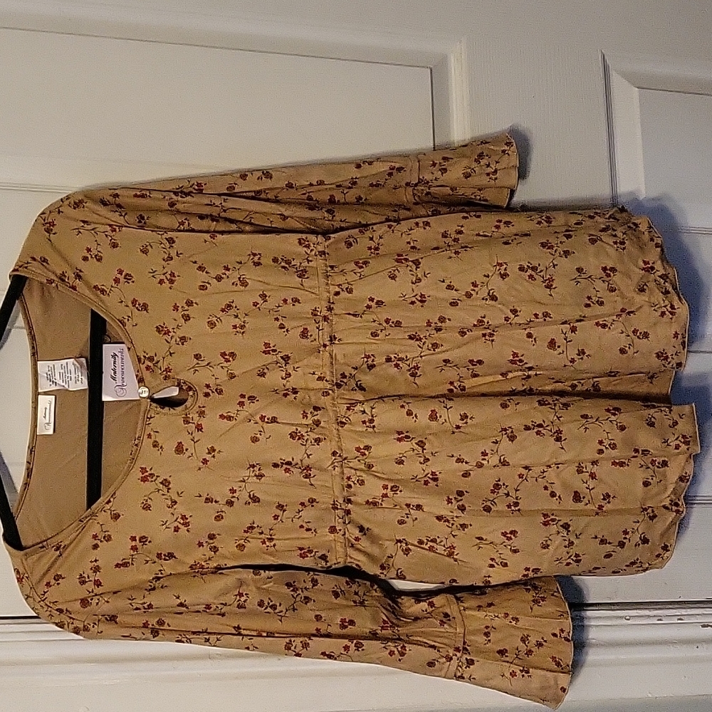*NWT Maternity Announcements Floral Key Hole Bell Sleeve Chamois Top